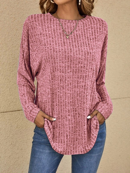Classic long-sleeve sweater: Comfort and style for everyday wear 